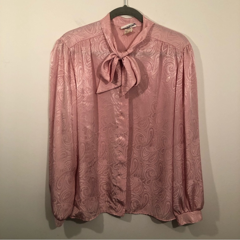 Laura Mae Blouse with Bow Tie Womens 20      Pale Pink with Swirl Design